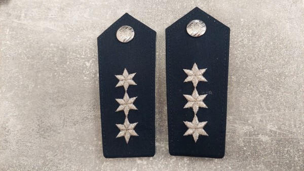 Polizei Hessen Schulterklappen blau 3 Sterne Silber, Druckknopf silber mit Hessen Wappen