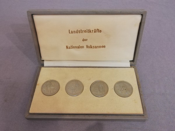 DDR NVA Medaillen Landstreitkräfte der Nationalen Volksarmee 4er Satz im Etui