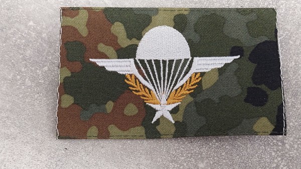 Bundeswehr Fallschirmspringerabzeichen FR bunt auf Flecktarn mit Stern