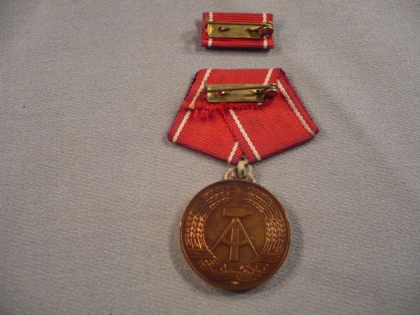 Medaille für ausgezeichnete Leistungen in den Kampfgruppen der Arbeiterklasse in Gold