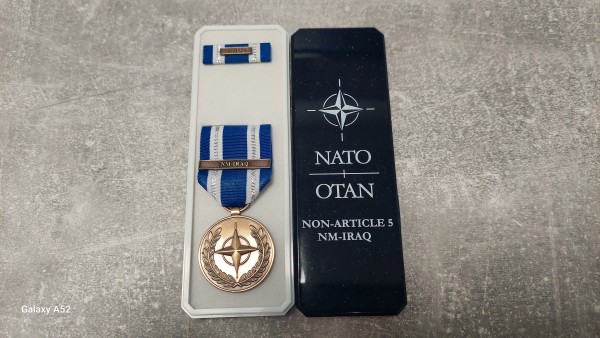 Nato- Einsatzmedaille Non Article 5 NTM-Iraq am Band NATO Ausführung mit Nadel, komplett