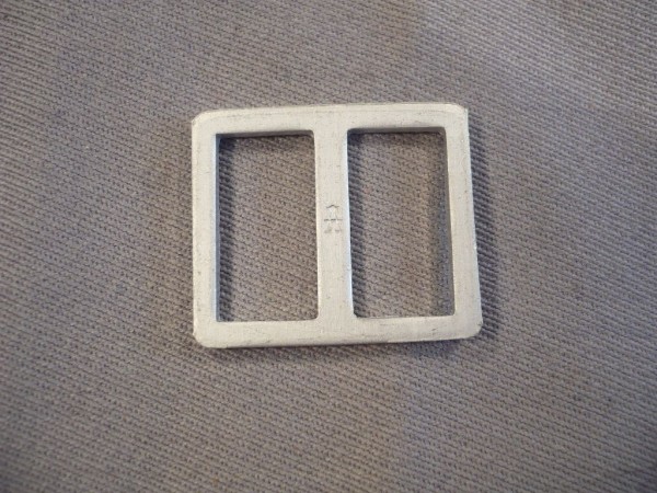 Allgemein: Tschakoriemen- Zubehör, Polizei Allgemein, 2x Knopf 91, 2x Herzhaken und 2x Schieber, alles Alu