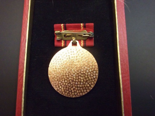 Medaille für Verdienste in der Volkskontrolle der DDR mit rotem Etui Bild ist ein Muster!!!