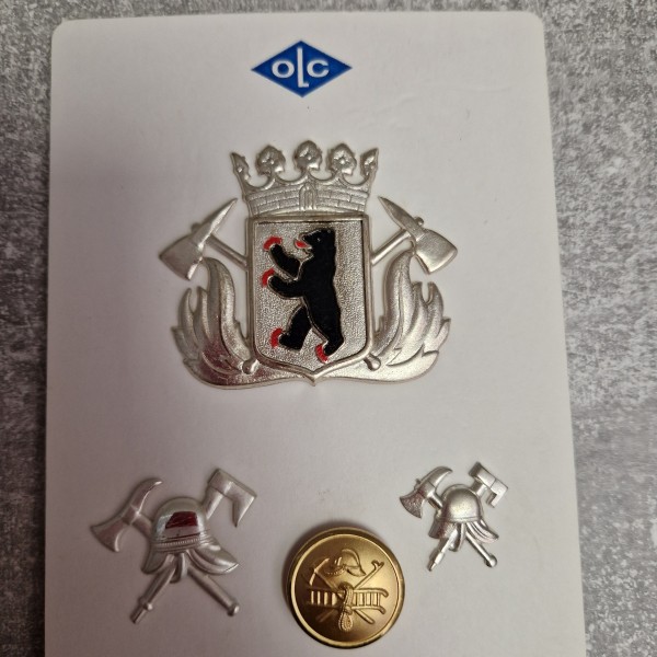 Set Mützenabzeichen und kragenspiegelauflage und Knopf der Berliner Feuerwehr