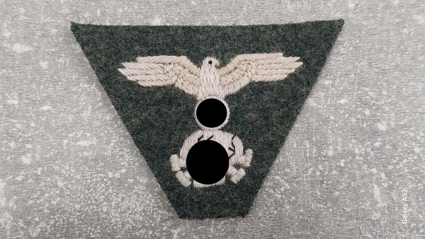 Mützenadler und Totenkopf XX Mannschaften für M43 auf feldgrau handgestickt