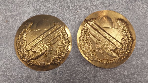 Bundeswehr Barettabzeichen Versuch - stürzender Adler vor Fallschirm gold