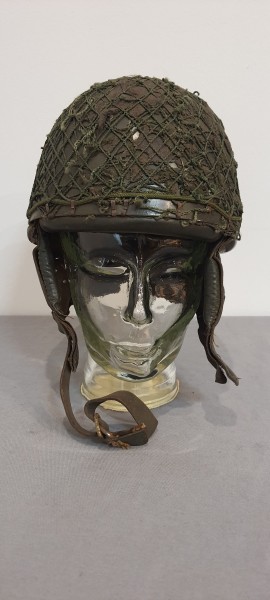 DDR NVA Sprunghelm / Fallschirmjägerhelm / Springerhelm mit Netz