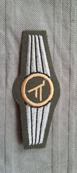 Tätigkeitsabzeichen Führungsdienstpersonal in bronze mit silber maschinengestickt auf oliv