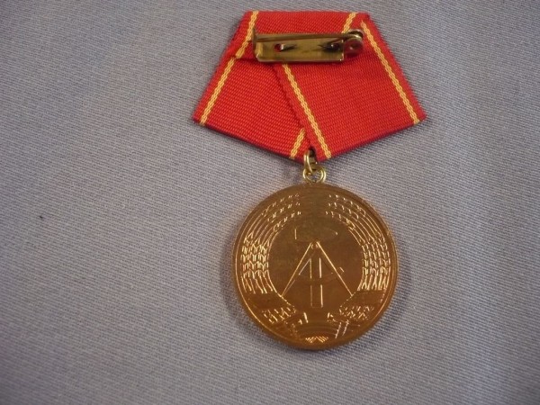 Medaille für Treue Dienste in den Kampfgruppen der Arbeiterklasse in Gold