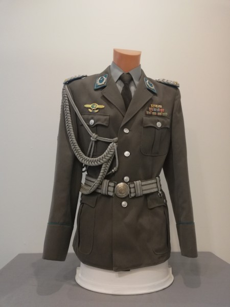DDR Jacke mit Fangschnur Abzeichen Interimspange Koppel Hemd und Krawatte Luftstreitkräfte