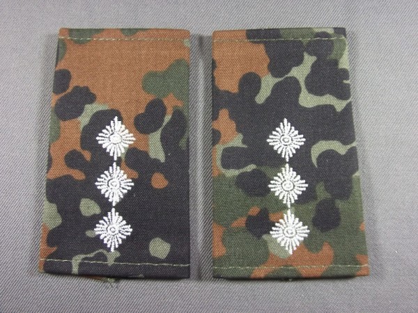 Rangschlaufen Hauptmann, weiß auf Flecktarn