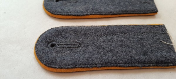 Schulterklappen Mannschaften, blaugrau mit goldgelber Paspel