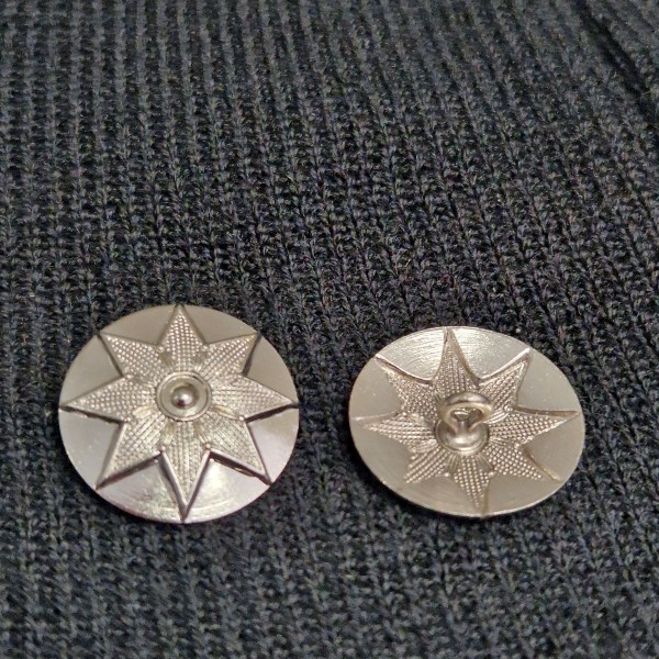 Knopf silber mit 8 strahligem Stern mit kurzer Öse 24mm