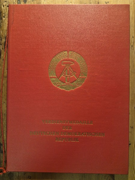 DDR Urkundenmappe Verdienstmedaille der Deutschen Demokratischen Republik - rot - 31,5cm x 22,5cm