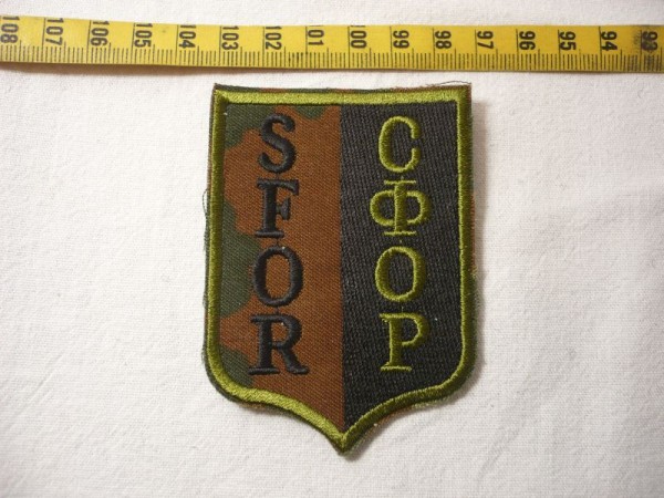 Verbandsabzeichen SFOR, schwarz auf flecktarn, 7cm