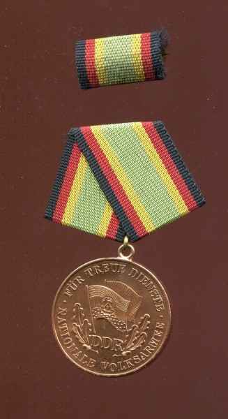 DDR Medaille für treue Dienste in der NVA Bronze Bartel 151c