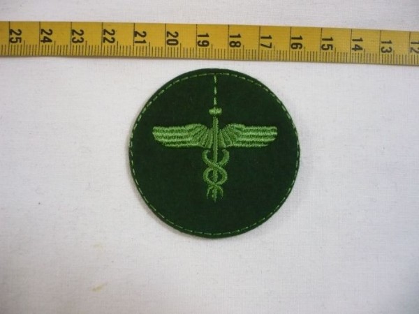 Bayern: Laufbahnabzeichen, Polizei Bayern, Merkurstab in grün maschinengestickt auf moosgrün