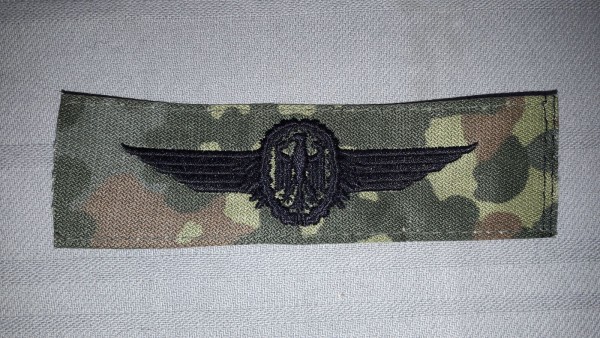Tätigkeitsabzeichen, Militärluftfahrzeugführer schwarz auf flecktarn Flugzeugführer