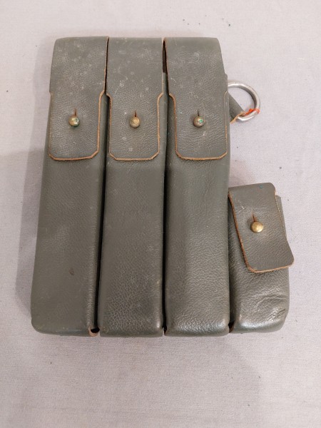 Norwegen - Wehrmacht Magazintasche für 3 Magazine und Lader MP40 dunkelgrünes Leder