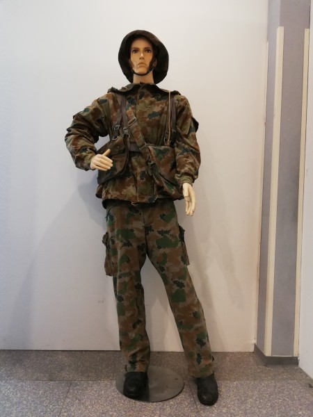 DDR NVA Kampfanzug Uniform Blumentarn Grösse 3 mit Helm Pullover Hosenträger Rucksack Taschen Zeltb