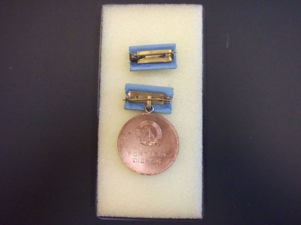 Medaille für Treue Dienste bei der Deutschen Reichsbahn in Bronze mit Interimspange Bild ist ein Muster, der Artikel kann etwas unterschiedlich in der Farbe sein !!