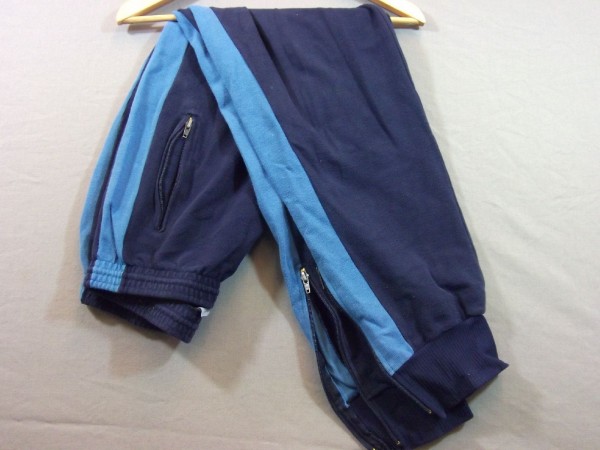 Allgemein: Trainingsanzug Jacke mit Abzeichen und Hose mit  den Angesagten Bündchen am Beinabschluß blau  *+Größe Jacke 52 Hose 46+*