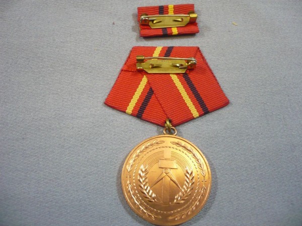 Verdienstmedaille der Kampfgruppen der Arbeiterklasse, in Bronze