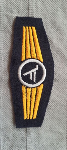 Tätigkeitsabzeichen Führungsdienstpersonal in silber mit gold maschinengestickt auf dunkelblau