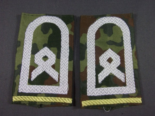 Rangschlaufen Hauptfeldwebel weiß auf Flecktarn mit Waffenfarbe Fernmeldetruppe - zitronengelb
