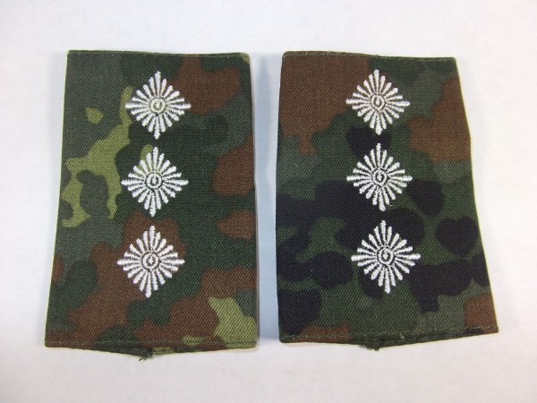 Rangschlaufen Hauptmann, weiß auf flecktarn, große Sterne