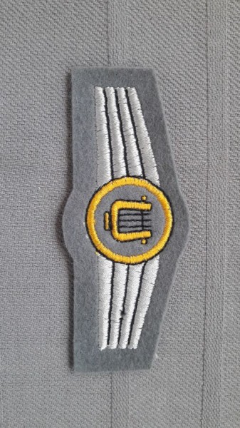 Tätigkeitsabzeichen Militärmusikpersonal, gold auf grau maschinengestickt