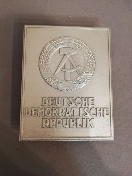 DDR Grenzschild " Deutsche Demokratische Republik " für einen Betonpfosten