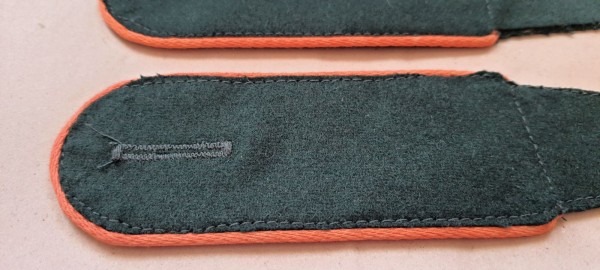 Schulterklappen Mannschaften, dunkelgrün mit oranger Paspel