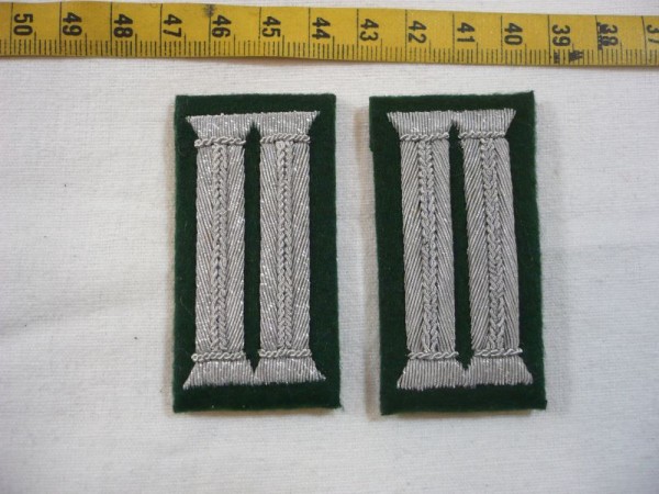 Kragenspiegel Infanterie alu matt auf dunkelgrün handgestickt