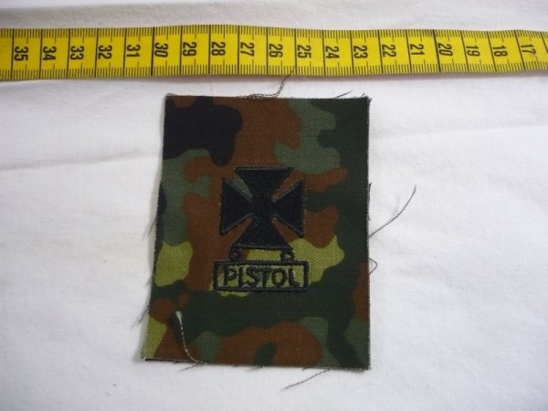 Marksmanabzeichen mit Qbar Pistol, schwarz maschinengestickt auf Flecktarn