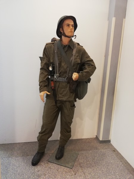 DDR NVA kompletter Kampfanzug mit Helm und Ausrüstung Strichtarn ohne Puppe