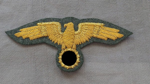 Mützenadler für Offizier Diplomatisches Korps gold auf feldgrau handgestickt