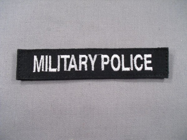 Namenstreifen, MILITARY POLICE, weiß auf schwarz maschinengestickt mit Klett