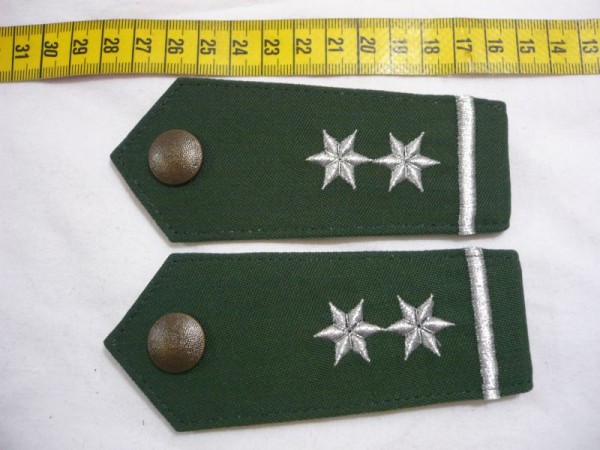 Polizeioberkommissar Schulterklappen grün mit 2 Sternen silber 