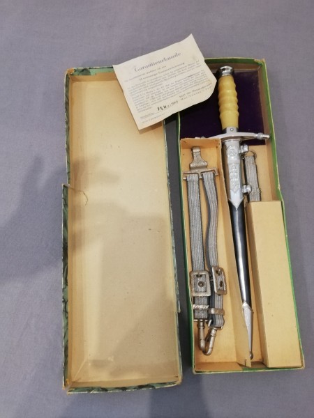 DDR Offiziersdolch Landstreitkräfte Nummer 81423 mit frühem Gehänge, Hänger in Schachtel von