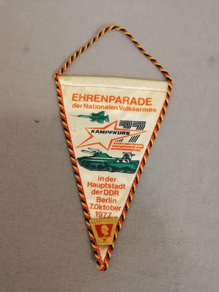 Tischfahne/ Tischwimpel DDR NVA NVA Ehrenparade NVA Berlin 1977 mit kleinem Abzeichen Kampfku