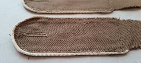 Schulterklappen Mannschaften, khaki mit weißer Paspel