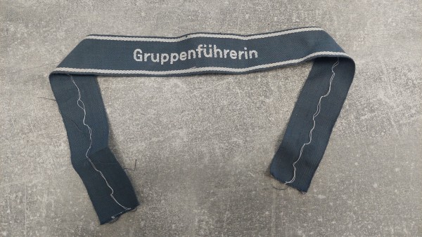 Ärmelband Gruppenführerin weiß gewebt in grau