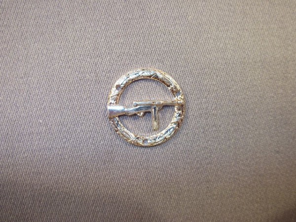 Tätigkeitsabzeichen - Qualifizierungsabzeichen, Metall, silber, Maschinenpistolenschütze