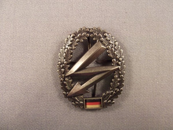 Barettabzeichen, Fernmeldetruppe, Metall, altsilber 