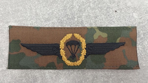 Bundeswehr Fallschirmspringerabzeichen BW gold auf Flecktarn mit schwarzen Schwingen