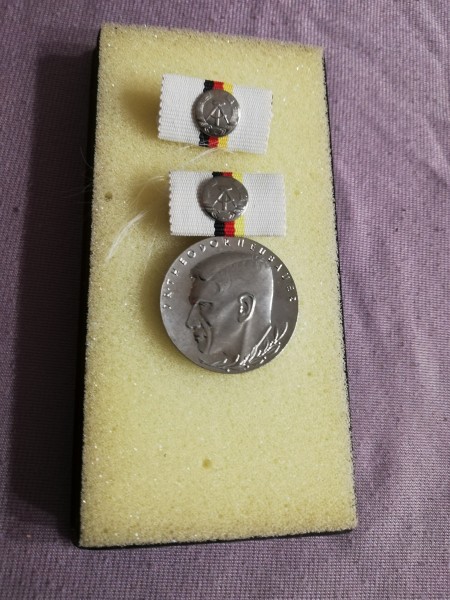 DDR Medaille Dr. Theodor Neubauer Silber Bartel 177g