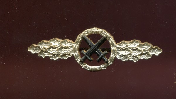 Orden 1939 / 1957 Frontflugspange für Schlachtflieger in Silber mit Auflage