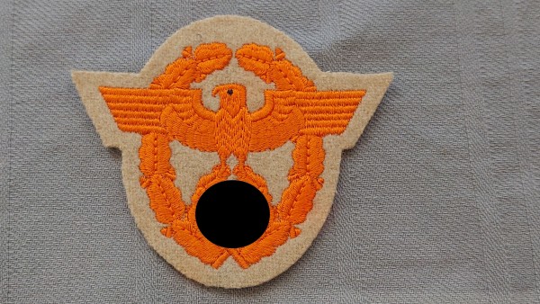 Armadler der Gendarmerie auf khaki
