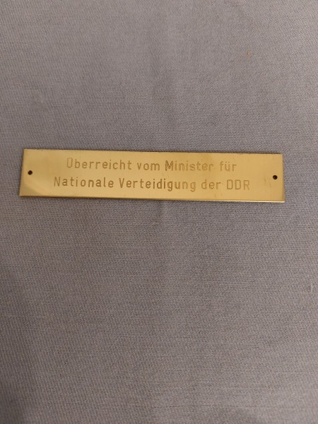 DDR NVA Messingschild " Überreicht vom Minister für nationale Verteidigung der DDR